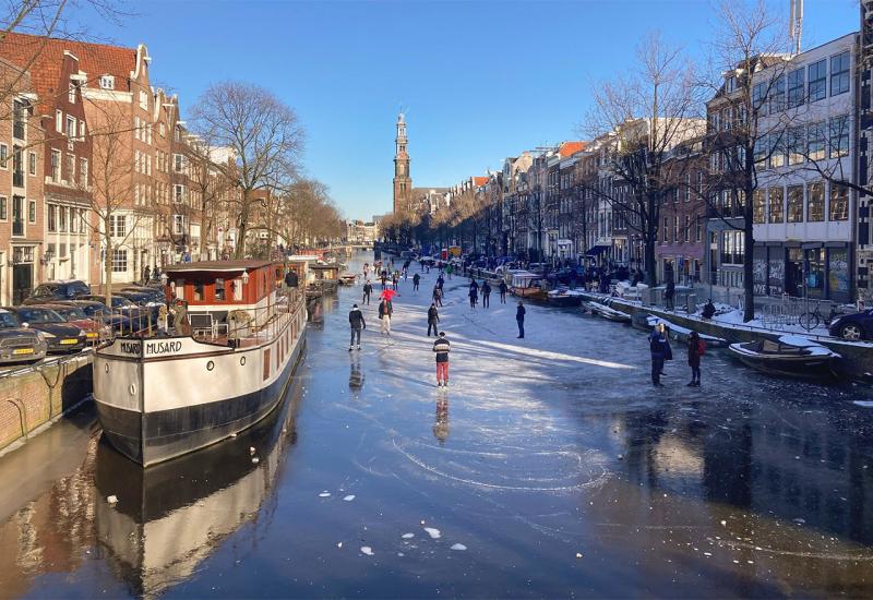 Klizači uživaju na ledom okovanim amsterdamskim kanalima