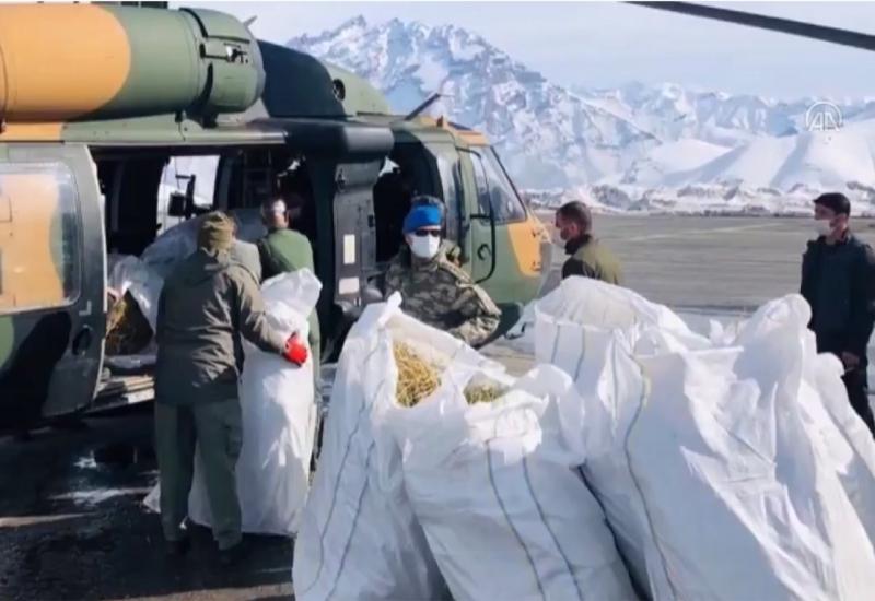 Vojska helikopterima dostavila hranu planinskim kozama 