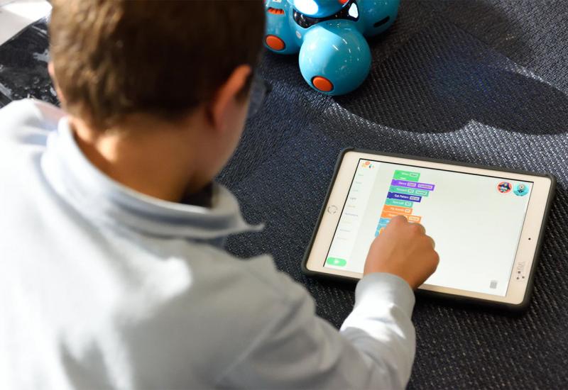 Ilustracija djeca na Internet - BiH: Djeca ranije nauče koristiti tehnologiju nego govoriti 