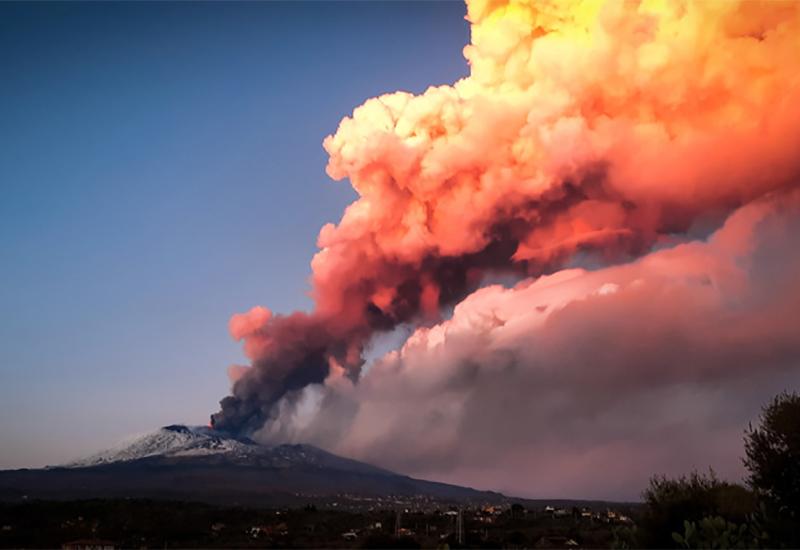 Island proglašava izvanredno stanje zbog prijetnje vulkanske erupcije, dok je Etna već eruptirala