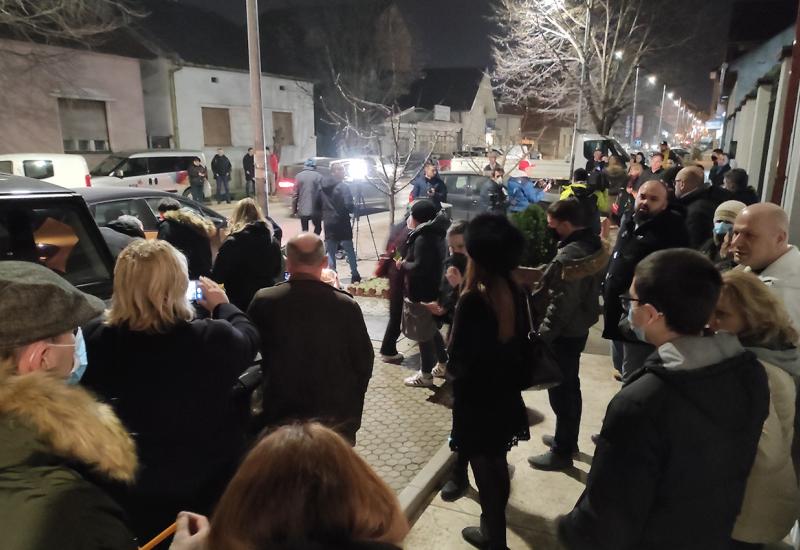 Građani pale svijeće, odaju počast Balaševiću - Novi Sad u suzama: Ipak je to Đole