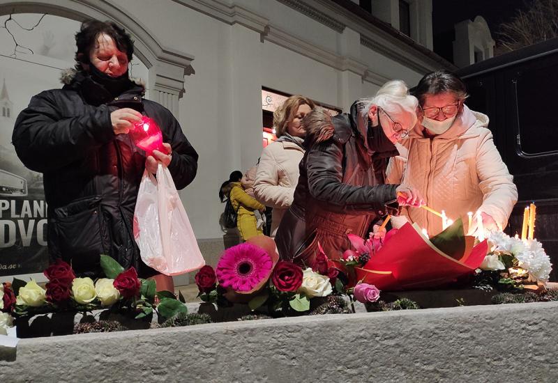 Građani pale svijeće, odaju počast Balaševiću - Novi Sad u suzama: Ipak je to Đole