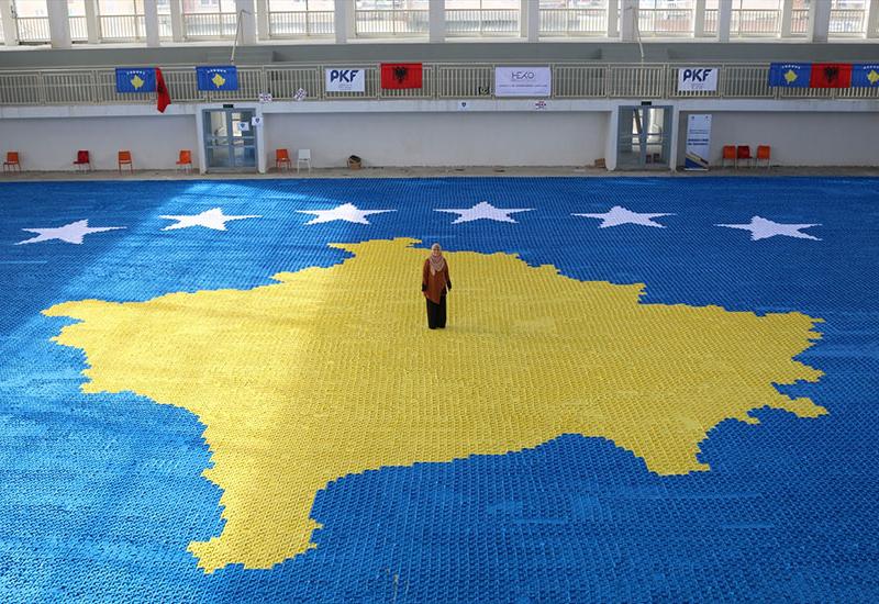 Zastava od 127.400 komada origami papira - Kosovska zastava oborila rekord: 127.400 komada papira sa 15 tehnika