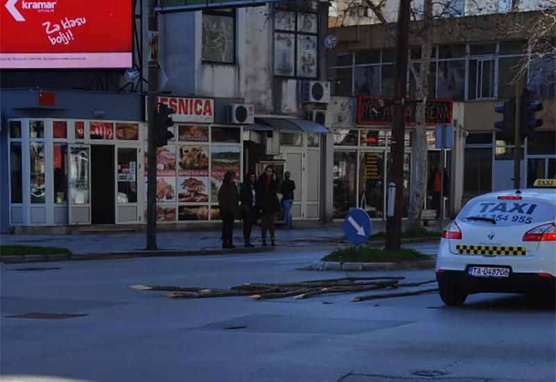 Nesvakidašnja nesreća: Kolci na cesti u Mostaru