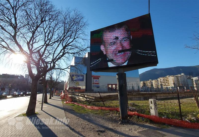 Razbijen display na kojem su se vrtjele poruke podrške Atifu Dudakoviću