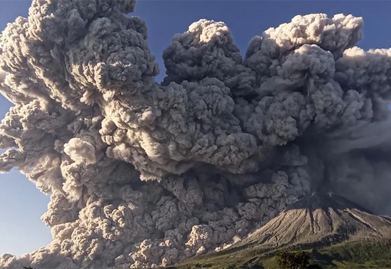 Erupcija vulkana  - Eruptirala dva vulkana u Indoneziji, prizori ostavljaju bez daha 