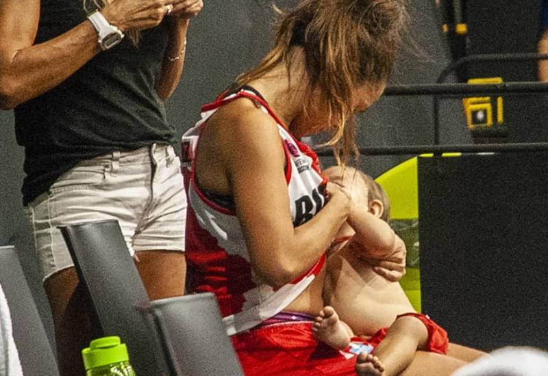 Košarkašica usred utakmice otišla dojiti bebu - Košarkašica usred utakmice otišla dojiti bebu