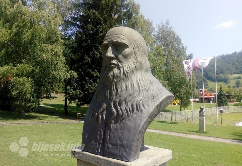 Leonardo u Milićima - Milići, budući Rajkovgrad, malo mjesto s najviše bisti na svijetu