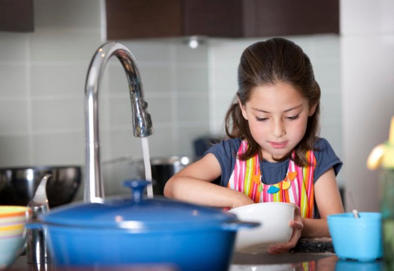 Djevojčice se sve manje obrazuju, a više obavljaju kućanske poslove 