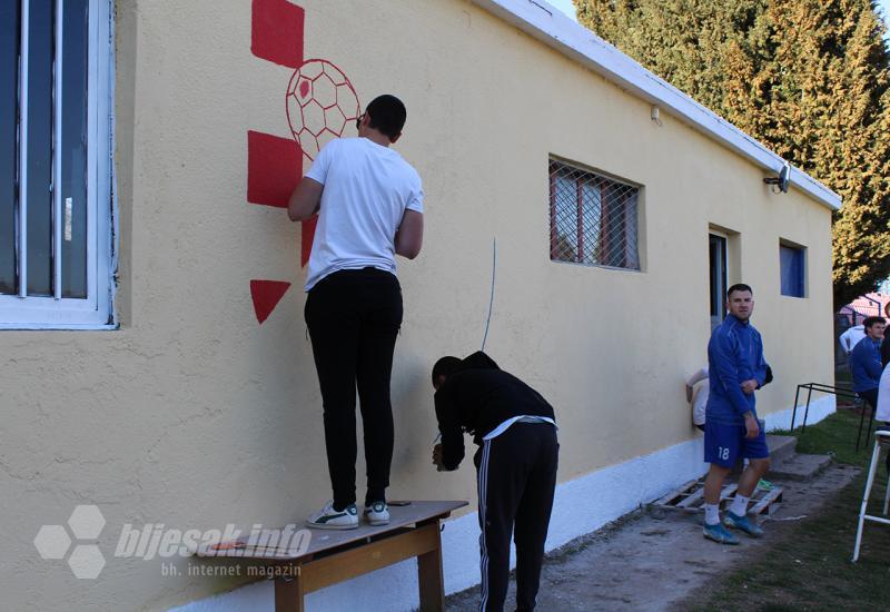 Momci rade na oslikavanju klupskih prostorija - Stadion 