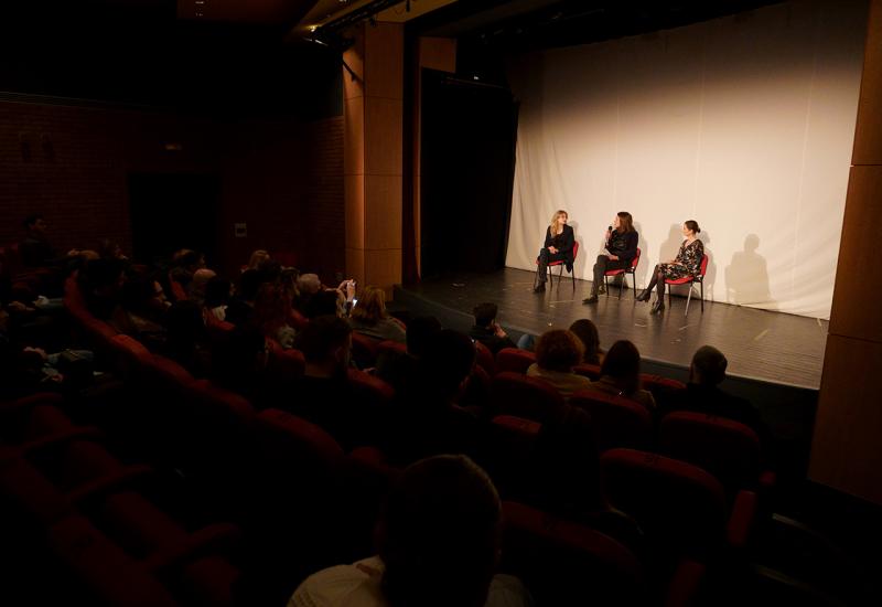Prva projekcija uživo filma "Zašto mama vazda plače" oduševila gledatelje u HNK Mostar