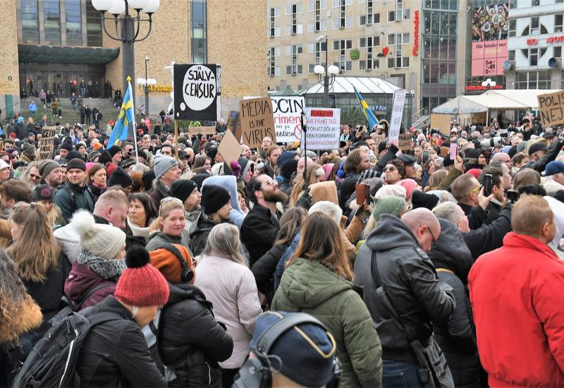 U Stokholmu prosvjed zbog mjera protiv koronavirusa - U Stokholmu prosvjed zbog mjera protiv koronavirusa