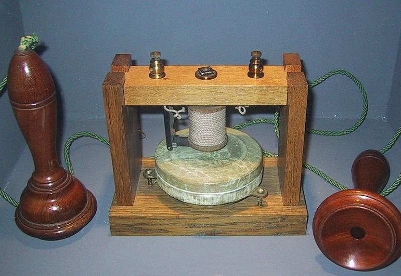 Prvi Bellov uređaj bio pre glomazan, ali svaki je početak težak... - Prije 145 godina Alexander Graham Bell patentirao telefon