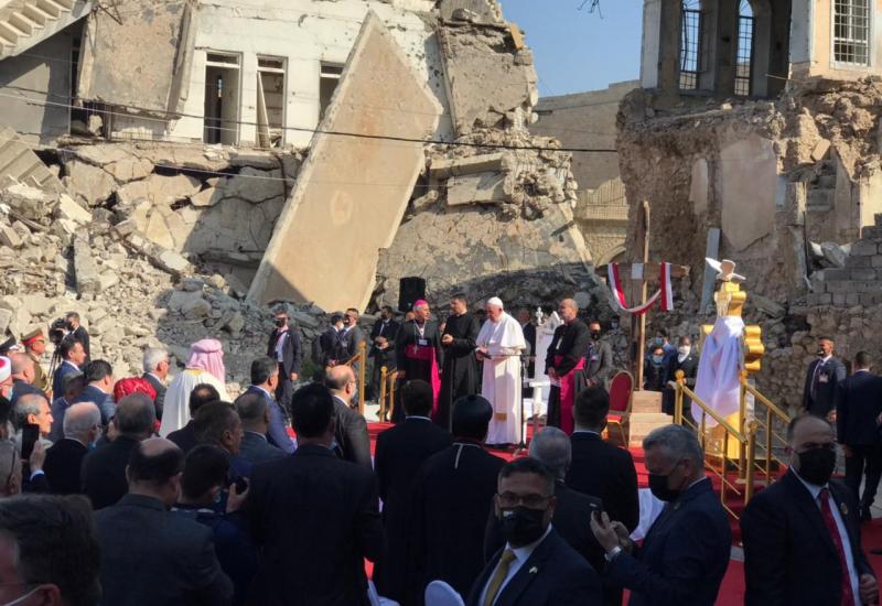 Papa Franjo posjetio uništeni irački grad Mosul - Papa Franjo posjetio uništeni irački grad Mosul