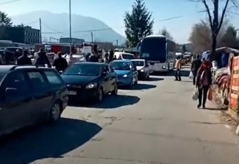Tisuće ljudi na okupu: Policija ispraznila tržnicu u Sarajevu