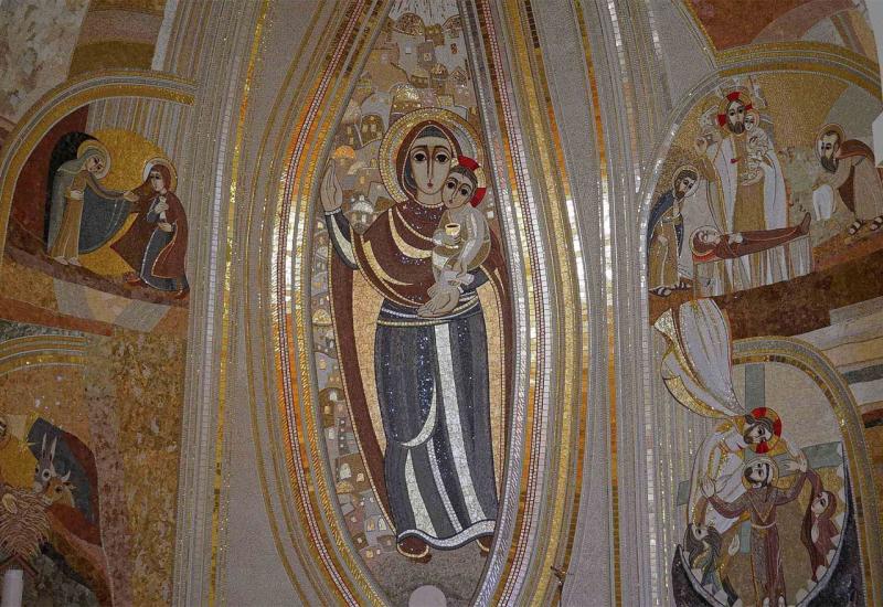 Na prvi pogled se čini kako je Marija u središtu, međutim, u središtu je Isus - 25 umjetnika dovršilo veličanstveni mozaik u mostarskoj crkvi