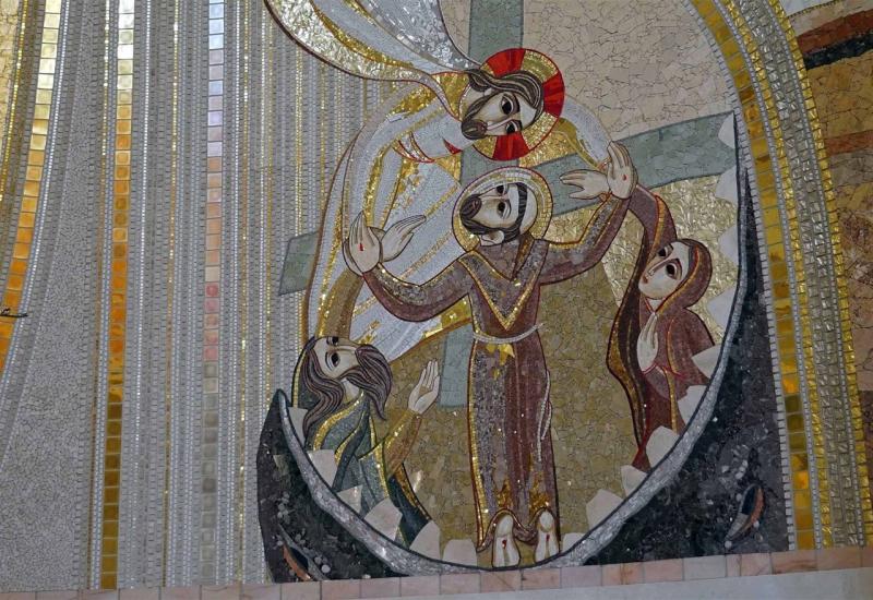 Oko oko Gospe nalaze četiri manja mozaika - 25 umjetnika dovršilo veličanstveni mozaik u mostarskoj crkvi