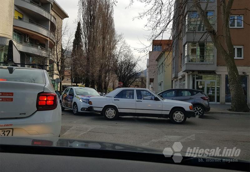 Mostar: Sudarili se Mercedes i taksi vozilo 