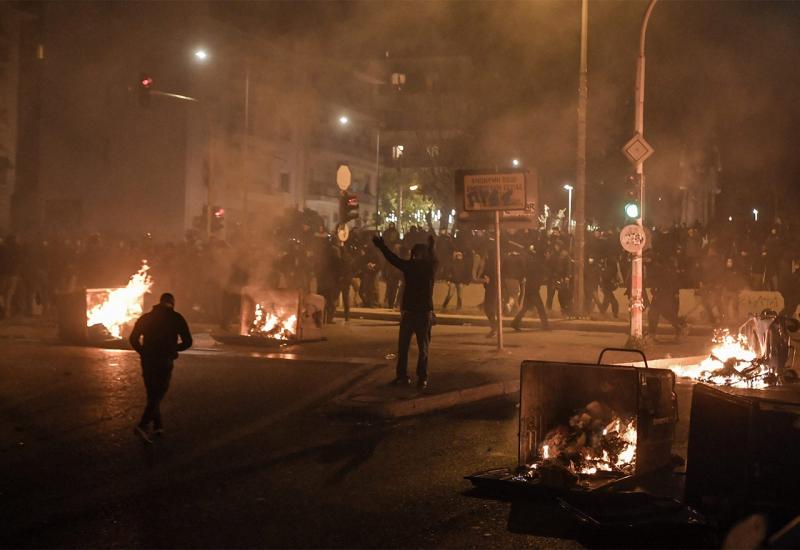 Policijsku stanicu u Ateni napali demonstranti