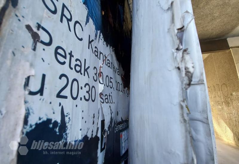 Prolaz u Splitskoj ulici u Mostaru krije plakate za sve događaje od 2014. pa naovamo - Četiri osobe uhićene zbog krijumčarenja ljudi 