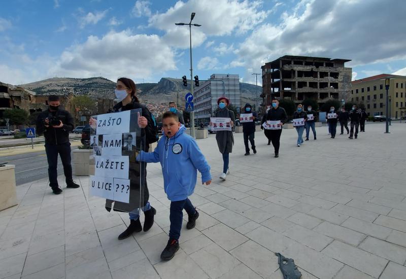 Održana još jedna prosvjedna šetnja Mostarom - Još jedna prosvjedna šetnja Mostarom: 