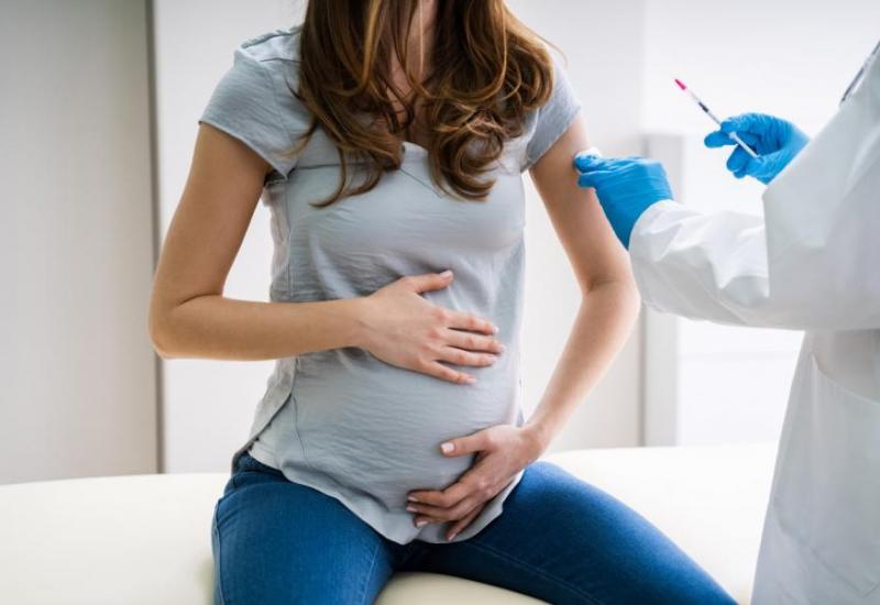 Pfizer i Moderna učinkoviti kod trudnica i dojilja, antitijela se prenose na bebe