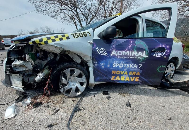 Mostar: Jedna osoba ozlijeđena u sudaru osobnog i taxi vozila