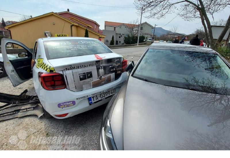 Sudar osobnog i taxi vozila - Mostar: Jedna osoba ozlijeđena u sudaru osobnog i taxi vozila