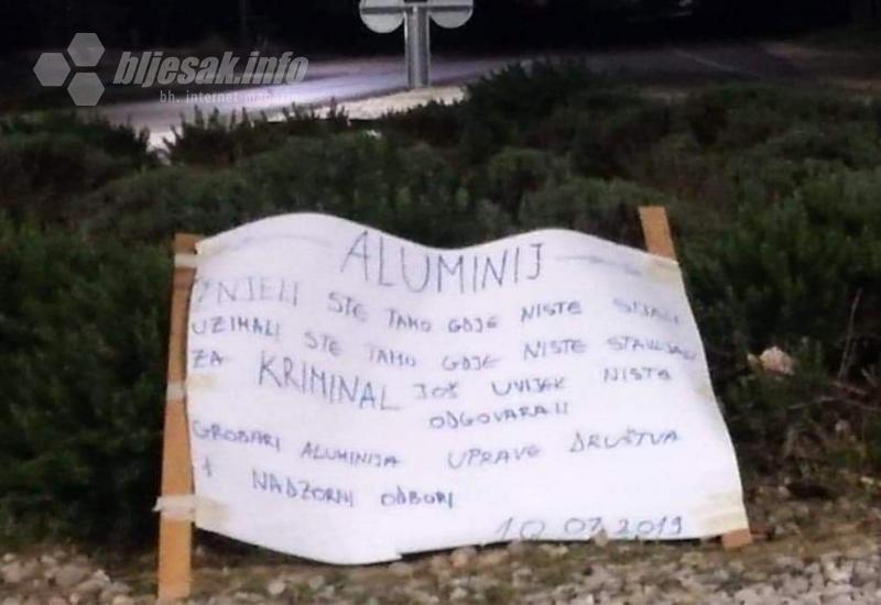 U Rodoču izvješen transparent ''grobarima Aluminija''