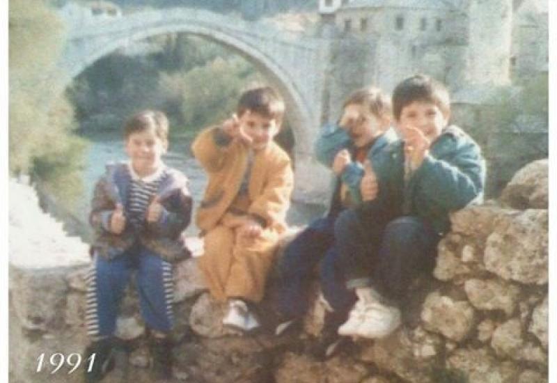 Fotografija četvorice prijatelja iz 1991. -  Na Starom mostu, ali u drugo vrijeme ponovno se okupili prijatelji
