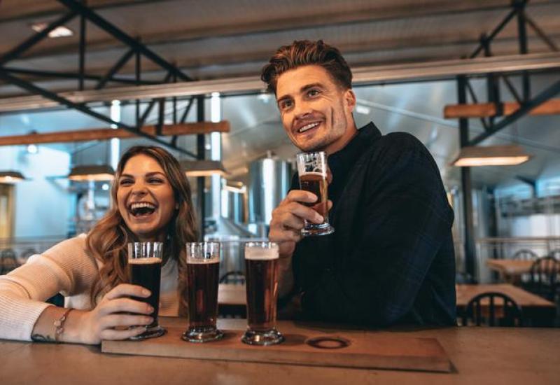 Parovi koji zajedno piju alkohol ostaju duže vremena u vezi