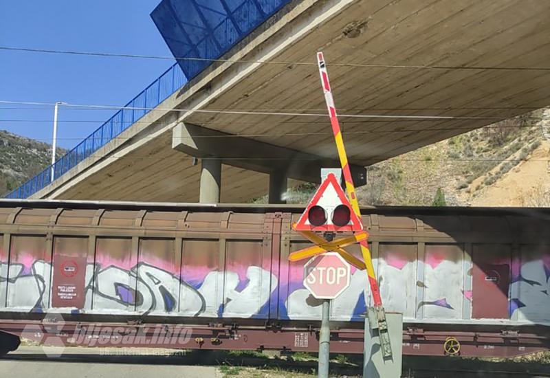 Rampe dignute, a vlak prolazi: Još jedan opasan željeznički prijelaz u Hercegovini