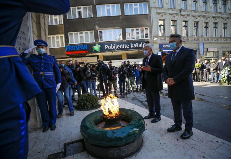 Obilježavanje Dana grada Sarajeva: Položeno cvijeće ispred Vječne vatre
