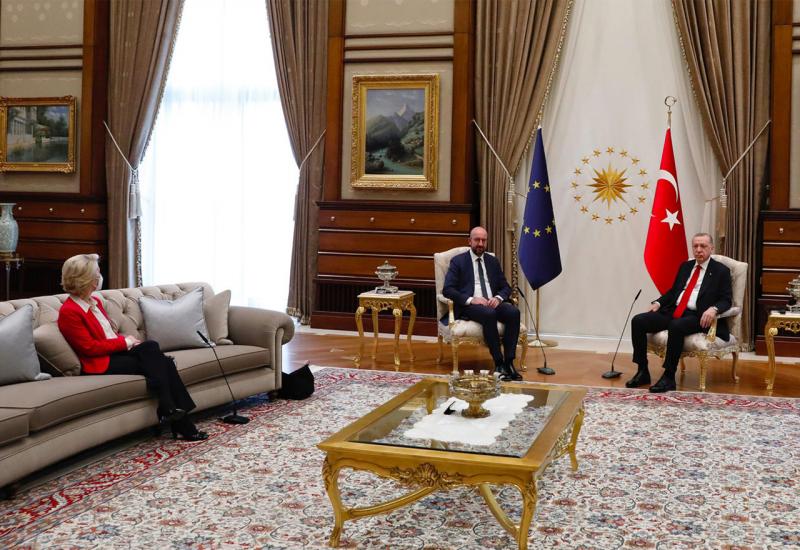 Erdogan Ursulu von der Leyen smjestio na kauč