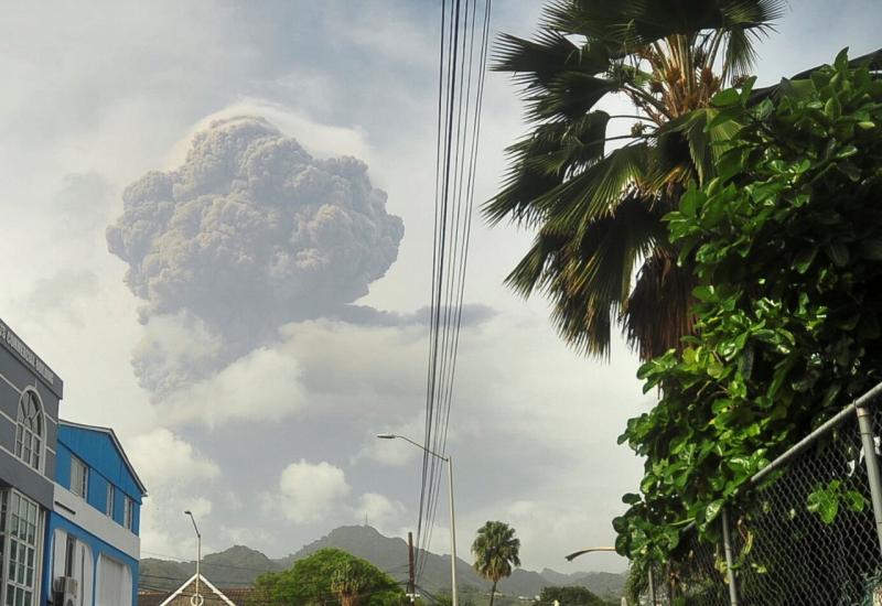 Više erupcija vulkana  Soufrière, pepeo prekrio grad