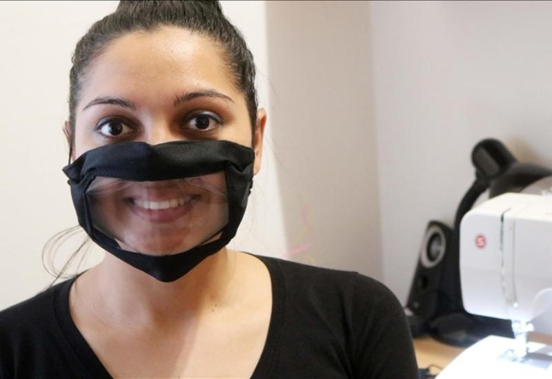 Humanitarka šije providne maske za osobe slabijeg sluha