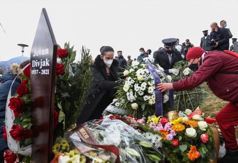 U Sarajevu pokopan general Jovan Divjak, stotine ljudi na sprovodu
