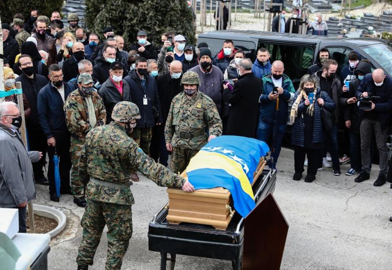 U Sarajevu pokopan general Jovan Divjak - U Sarajevu pokopan general Jovan Divjak, stotine ljudi na sprovodu