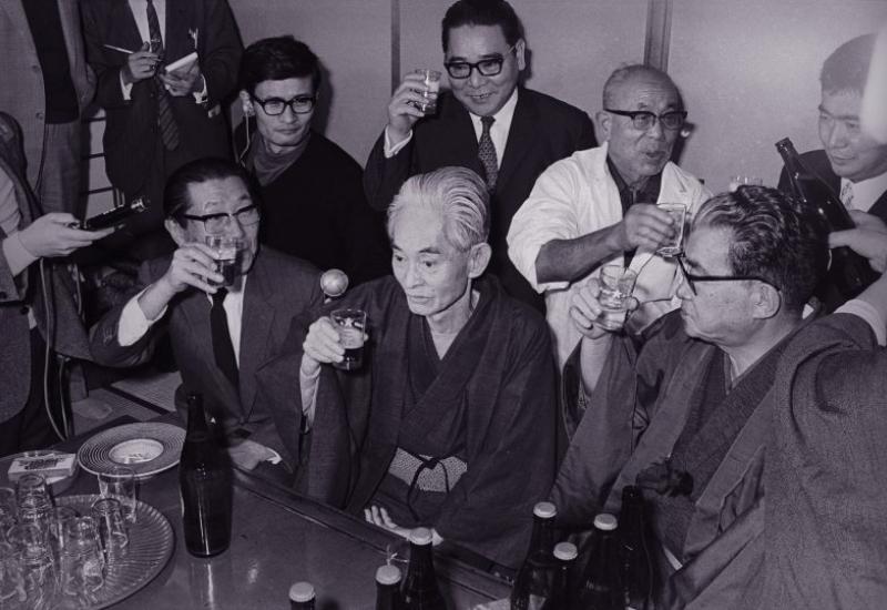 Kawabata s prijateljima proslavlja uručenje Nobelove nagrade -  
