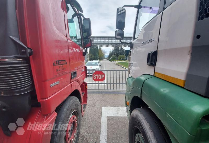 Kamionima blokirali ulaz u Aluminij Industriju