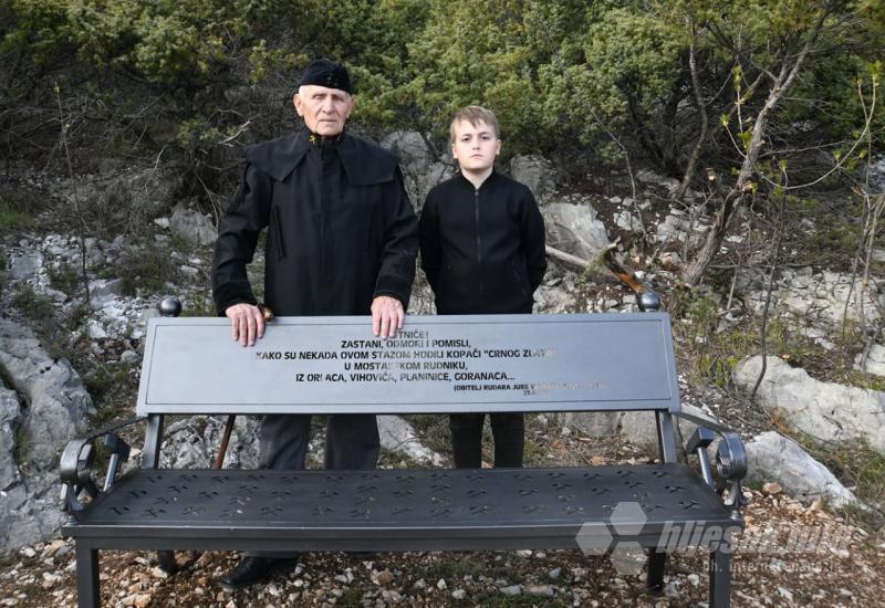 Iznad Mostara postavljena i blagoslovljena 'klupa rudara'