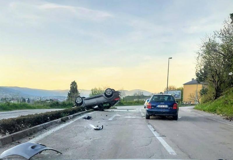 Mostar: Automobil završio na krovu