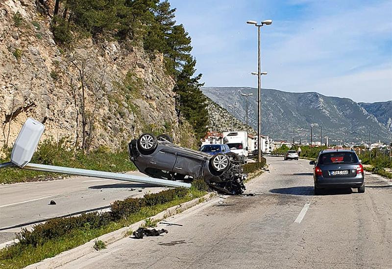 Mostar: Automobil završio na krovu - Mostar: Automobil završio na krovu