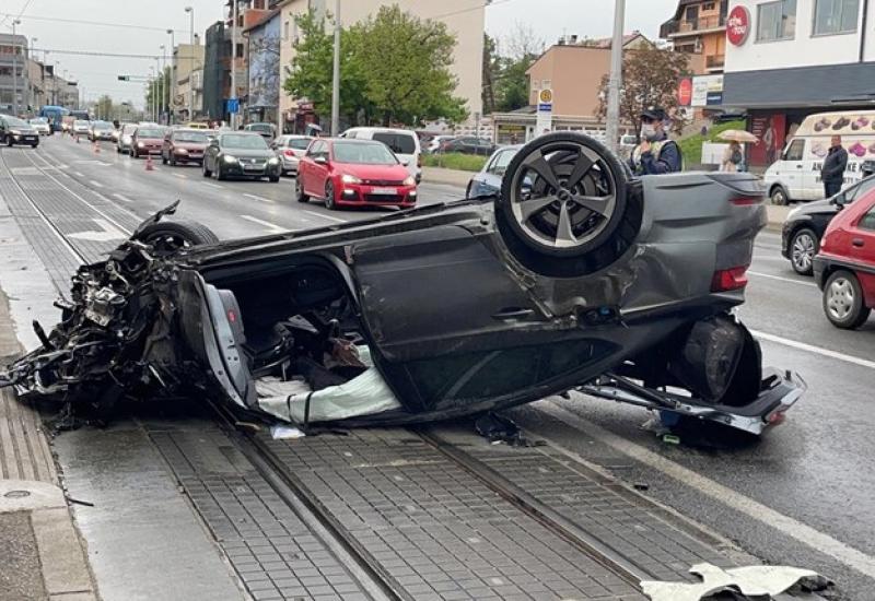 Skršeni automobil nalazi se na tramvajskoj pruzi  -  Audijem jurio Dubravom i završio na krovu, pokupio više automobila uz cestu