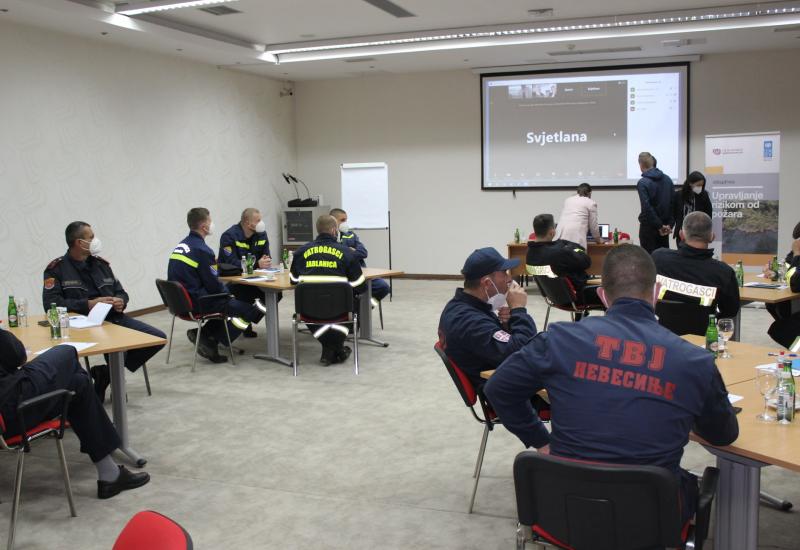 Vatrogasci na obuci - Hercegovački vatrogasci vježbaju gašenje požara uz pomoć simulatora 