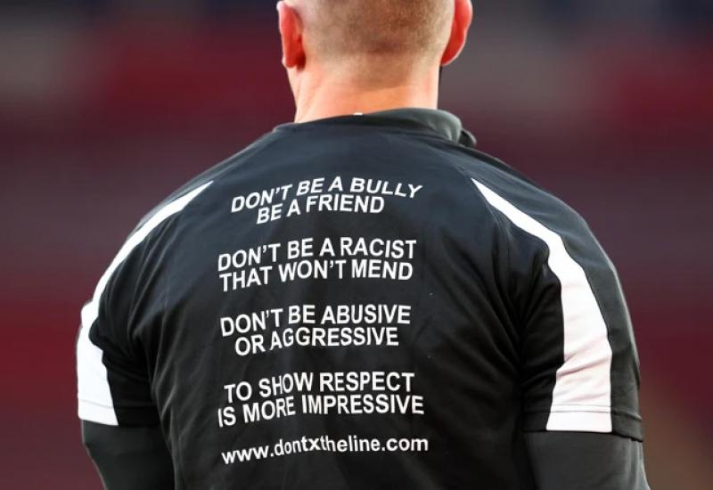 Poruka na majici jednog od sudaca - Utihnule su društvene mreže u engleskom nogometu