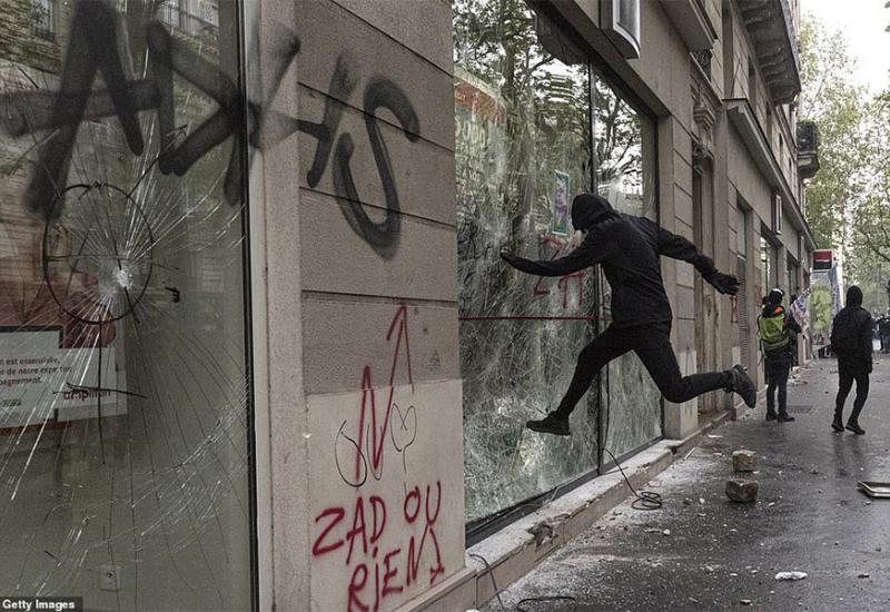 Prosvjednici su bacali kamenje ili prevrtali kante za smeće - Sukobi s policijom na ulicama Francuske
