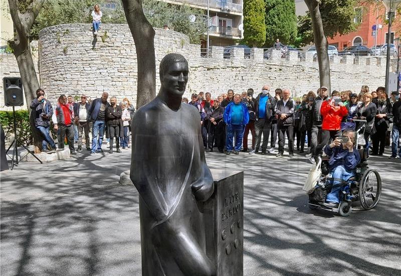 Spomenik legendarnome boksaču Mati Parlovu - Najbolji hrvatski sportaš 20. stoljeća dobio spomenik