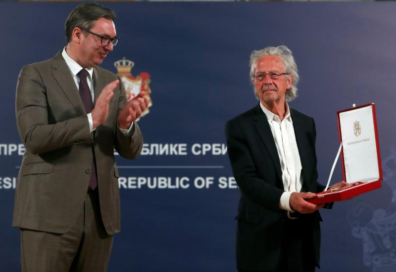 Vučić uručio priznanje kontroverznom piscu Handkeu