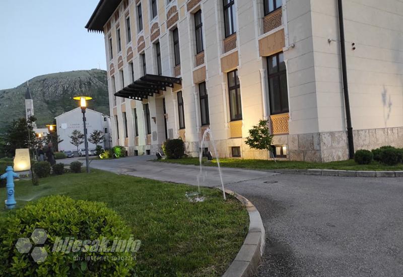 Krenulo je i zalijevanje zelenih površina u Mostaru - Curi ispred Gradske vijećnice